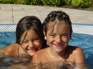 2004-06 Vita in Piscina La piscina scaldata funziona a meraviglia e facciamo ormai un sacco di feste per grandi e piccini. Ci vengono anche a...