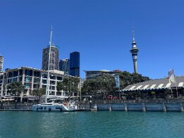 2026-01 Auckland Cantiere Dopo avere salutato i ragazzi torniamo (a vela) ad Auckland per iniziare i lavori di sostituzione del motore.